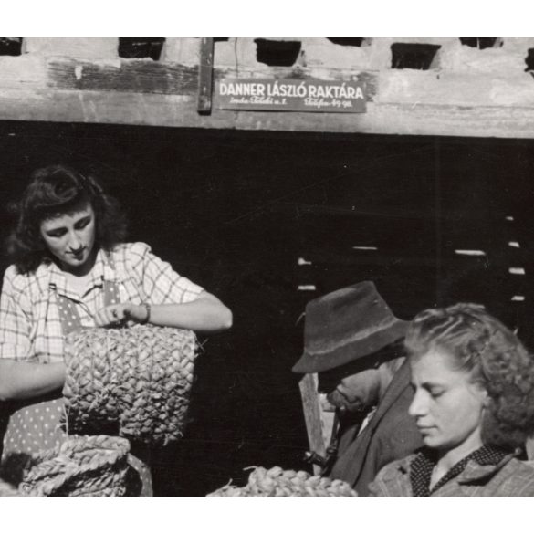 Nagyobb méret, Szendrő István fotóművészeti alkotása, szortírozás, Danner László raktárában, 1930-as évek. Eredeti, pecséttel jelzett fotó, papírkép. Dekorációnak, ajándéknak is kiváló. 