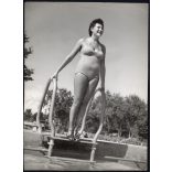 Nagyobb méret, Szendrő István fotóművészeti alkotása, nyári nap a medenceparton, 1930-as évek. Eredeti, pecséttel jelzett fotó, papírkép. Dekorációnak, ajándéknak is kiváló. 