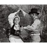 Nagyobb méret, Szendrő István fotóművészeti alkotása, fiatalok, kecseti (Hargita megye) népviseletben, néptánc kalap, szoknya, 1930-as évek.