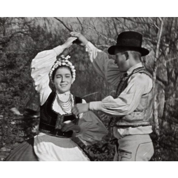 Nagyobb méret, Szendrő István fotóművészeti alkotása, fiatalok, kecseti (Hargita megye) népviseletben, néptánc kalap, szoknya, 1930-as évek.