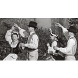 Nagyobb méret, Szendrő István fotóművészeti alkotása, fiatalok, kecseti (Hargita megye) népviseletben, néptánc kalap, szoknya, 1930-as évek.