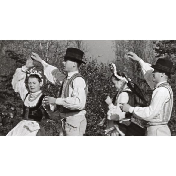 Nagyobb méret, Szendrő István fotóművészeti alkotása, fiatalok, kecseti (Hargita megye) népviseletben, néptánc kalap, szoknya, 1930-as évek.