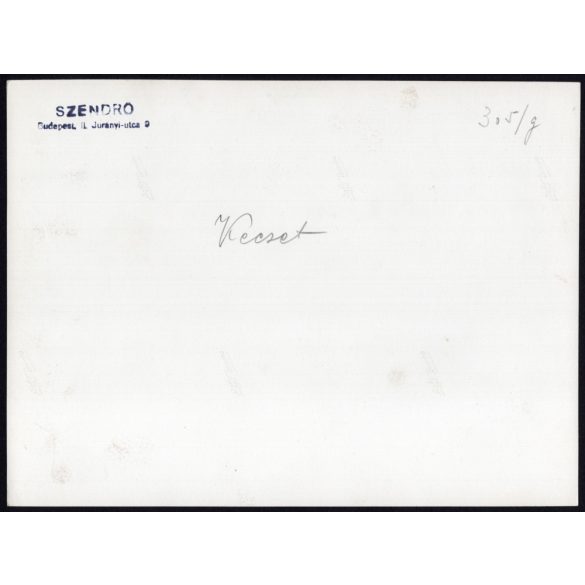 Nagyobb méret, Szendrő István fotóművészeti alkotása, fiatalok, kecseti (Hargita megye) népviseletben, néptánc kalap, szoknya, 1930-as évek.