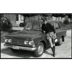   Fiú rövidnadrágban, Orion táskarádióval, Moszkvics autó, gépkocsi, szocializmus, jármű, közlekedés, 1960-as évek, Eredeti fotó, papírkép.   