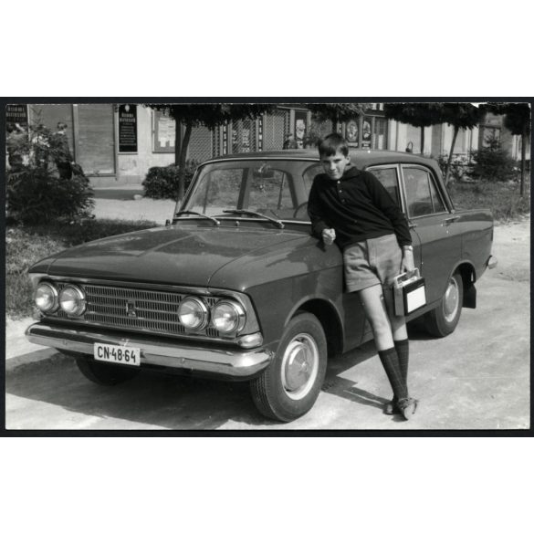 Fiú rövidnadrágban, Orion táskarádióval, Moszkvics autó, gépkocsi, szocializmus, jármű, közlekedés, 1960-as évek, Eredeti fotó, papírkép.   