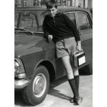 Fiú rövidnadrágban, Orion táskarádióval, Moszkvics autó, gépkocsi, szocializmus, jármű, közlekedés, 1960-as évek, Eredeti fotó, papírkép.   