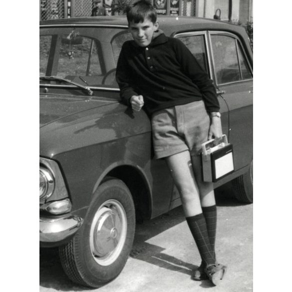 Fiú rövidnadrágban, Orion táskarádióval, Moszkvics autó, gépkocsi, szocializmus, jármű, közlekedés, 1960-as évek, Eredeti fotó, papírkép.   
