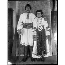   Oláh házaspár, Erdély, román népviselet, bot, 1910-es évek. Eredeti üveg NEGATÍV! Fotó negatív! 