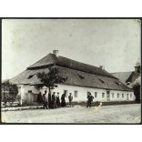 Nagyobb méret, a régi szász gimnázium, iskola épülete a templommal, Naszód, Erdély, Beszterce-Naszód megye, utcakép, monarchia, helytörténet, 1880-as évek, Eredeti ritka kabinetfotó kopásnyomokkal, há