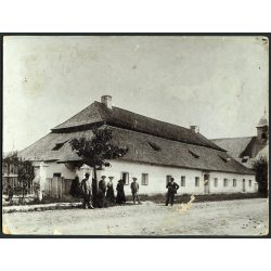   Nagyobb méret, a régi szász gimnázium, iskola épülete a templommal, Naszód, Erdély, Beszterce-Naszód megye, utcakép, monarchia, helytörténet, 1880-as évek, Eredeti ritka kabinetfotó kopásnyomokkal, há