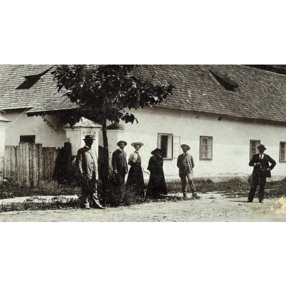 Nagyobb méret, a régi szász gimnázium, iskola épülete a templommal, Naszód, Erdély, Beszterce-Naszód megye, utcakép, monarchia, helytörténet, 1880-as évek, Eredeti ritka kabinetfotó kopásnyomokkal, há