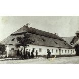 Nagyobb méret, a régi szász gimnázium, iskola épülete a templommal, Naszód, Erdély, Beszterce-Naszód megye, utcakép, monarchia, helytörténet, 1880-as évek, Eredeti ritka kabinetfotó kopásnyomokkal, há