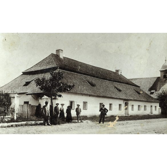 Nagyobb méret, a régi szász gimnázium, iskola épülete a templommal, Naszód, Erdély, Beszterce-Naszód megye, utcakép, monarchia, helytörténet, 1880-as évek, Eredeti ritka kabinetfotó kopásnyomokkal, há