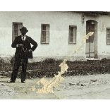 Nagyobb méret, a régi szász gimnázium, iskola épülete a templommal, Naszód, Erdély, Beszterce-Naszód megye, utcakép, monarchia, helytörténet, 1880-as évek, Eredeti ritka kabinetfotó kopásnyomokkal, há