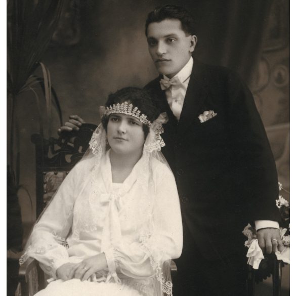 Szemenyei és Illiás műterem, Orosháza, esküvői kép, menyasszony, vőlegény, Horthy-korszak, helytörténet, Békés megye, 1930-as évek, Eredeti fotó, pecséttel jelzett papírkép. 