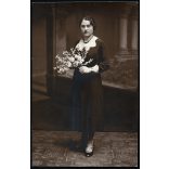 „Foto” Bardóczy és Tőzsér műterem, Gyöngyös,  elegáns nő rózsával, virág, nyaklánc, Horthy-korszak, helytörténet, Heves megye, 1936, 1930-as évek, Eredeti fotó, pecséttel jelzett papírkép. 