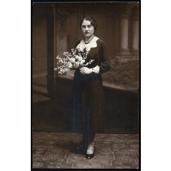   „Foto” Bardóczy és Tőzsér műterem, Gyöngyös,  elegáns nő rózsával, virág, nyaklánc, Horthy-korszak, helytörténet, Heves megye, 1936, 1930-as évek, Eredeti fotó, pecséttel jelzett papírkép. 
