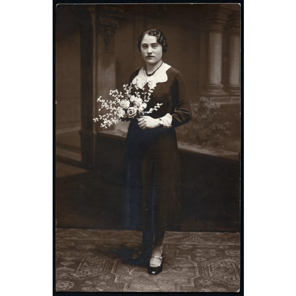 „Foto” Bardóczy és Tőzsér műterem, Gyöngyös,  elegáns nő rózsával, virág, nyaklánc, Horthy-korszak, helytörténet, Heves megye, 1936, 1930-as évek, Eredeti fotó, pecséttel jelzett papírkép. 
