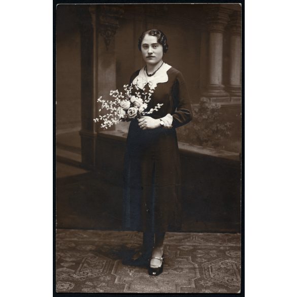 „Foto” Bardóczy és Tőzsér műterem, Gyöngyös,  elegáns nő rózsával, virág, nyaklánc, Horthy-korszak, helytörténet, Heves megye, 1936, 1930-as évek, Eredeti fotó, pecséttel jelzett papírkép. 