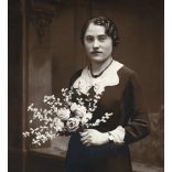 „Foto” Bardóczy és Tőzsér műterem, Gyöngyös,  elegáns nő rózsával, virág, nyaklánc, Horthy-korszak, helytörténet, Heves megye, 1936, 1930-as évek, Eredeti fotó, pecséttel jelzett papírkép. 