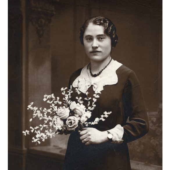„Foto” Bardóczy és Tőzsér műterem, Gyöngyös,  elegáns nő rózsával, virág, nyaklánc, Horthy-korszak, helytörténet, Heves megye, 1936, 1930-as évek, Eredeti fotó, pecséttel jelzett papírkép. 