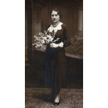 „Foto” Bardóczy és Tőzsér műterem, Gyöngyös,  elegáns nő rózsával, virág, nyaklánc, Horthy-korszak, helytörténet, Heves megye, 1936, 1930-as évek, Eredeti fotó, pecséttel jelzett papírkép. 