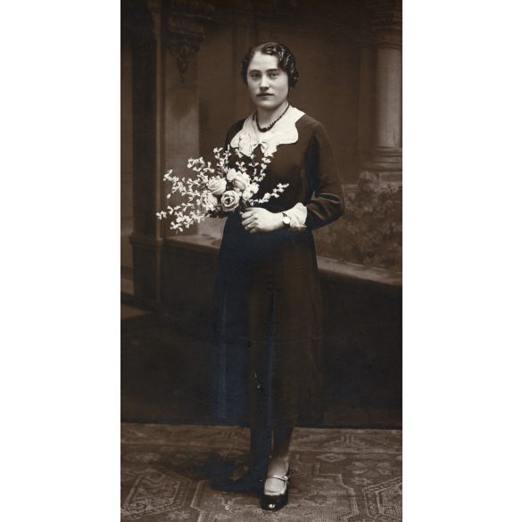 „Foto” Bardóczy és Tőzsér műterem, Gyöngyös,  elegáns nő rózsával, virág, nyaklánc, Horthy-korszak, helytörténet, Heves megye, 1936, 1930-as évek, Eredeti fotó, pecséttel jelzett papírkép. 
