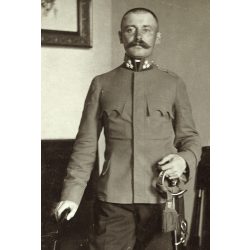   Magyar katonatiszt egyenruhában, karddal, bajusz, 1. világháború, monarchia, 1908, 1910-es évek, Eredeti fotó, papírkép.   