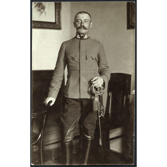 Magyar katonatiszt egyenruhában, karddal, bajusz, 1. világháború, monarchia, 1908, 1910-es évek, Eredeti fotó, papírkép.   