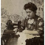 Ismeretlen műterem, elegáns nők vert csipkéből függönyt készítenek, varrógép, monarchia, 1908, 1900-as évek, Eredeti fotó, papírkép, Brassóból Ungvárra küldve, sarkai hiányosak, felülete kopott.  