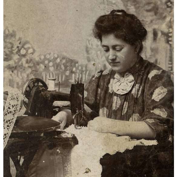 Ismeretlen műterem, elegáns nők vert csipkéből függönyt készítenek, varrógép, monarchia, 1908, 1900-as évek, Eredeti fotó, papírkép, Brassóból Ungvárra küldve, sarkai hiányosak, felülete kopott.  