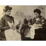 Ismeretlen műterem, elegáns nők vert csipkéből függönyt készítenek, varrógép, monarchia, 1908, 1900-as évek, Eredeti fotó, papírkép, Brassóból Ungvárra küldve, sarkai hiányosak, felülete kopott.  