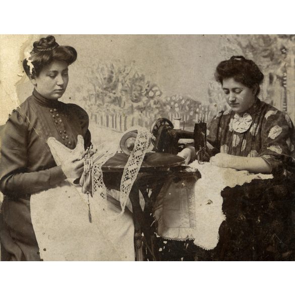 Ismeretlen műterem, elegáns nők vert csipkéből függönyt készítenek, varrógép, monarchia, 1908, 1900-as évek, Eredeti fotó, papírkép, Brassóból Ungvárra küldve, sarkai hiányosak, felülete kopott.  