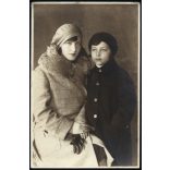 Horváth műterem, Hátszeg, Erdély, gyönyörű lányok sapkában, télikabátban, Horthy-korszak, 1920-as évek, helytörténet, Eredeti fotó, pecséttel jelzett papírkép. 