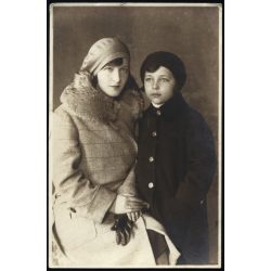   Horváth műterem, Hátszeg, Erdély, gyönyörű lányok sapkában, télikabátban, Horthy-korszak, 1920-as évek, helytörténet, Eredeti fotó, pecséttel jelzett papírkép. 