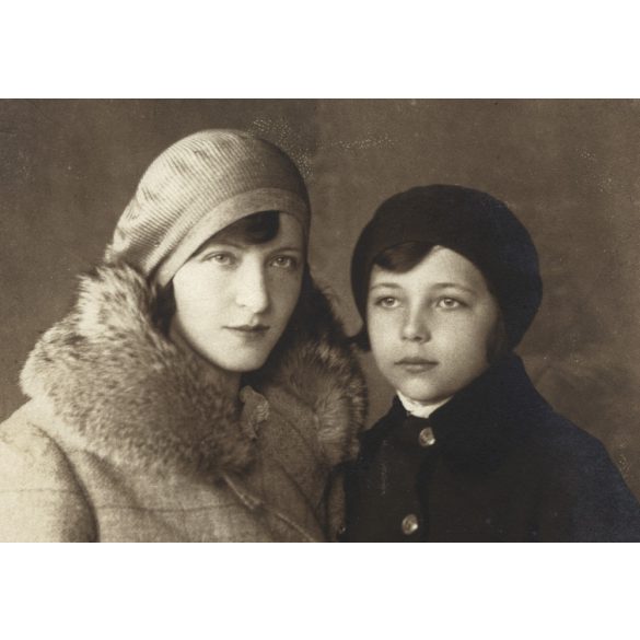 Horváth műterem, Hátszeg, Erdély, gyönyörű lányok sapkában, télikabátban, Horthy-korszak, 1920-as évek, helytörténet, Eredeti fotó, pecséttel jelzett papírkép. 