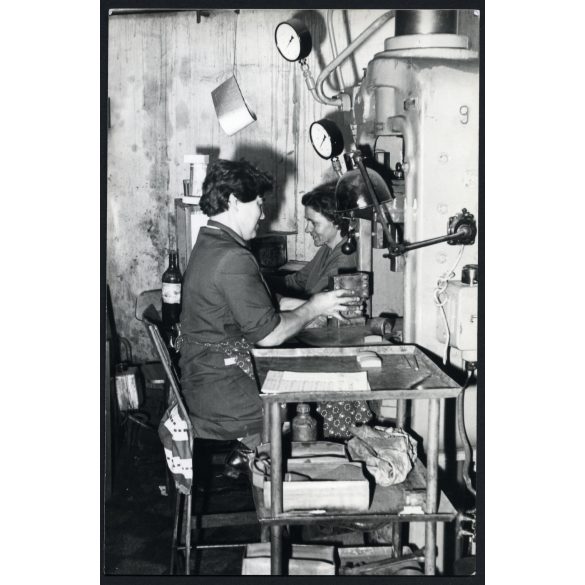 Női munkások dolgoznak, gyár, üzem,  szocializmus, 1960-as évek, Eredeti fotó, papírkép.   