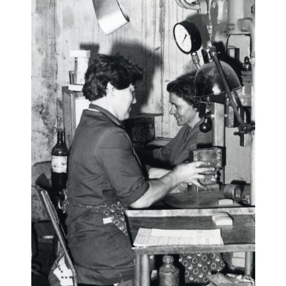 Női munkások dolgoznak, gyár, üzem,  szocializmus, 1960-as évek, Eredeti fotó, papírkép.   
