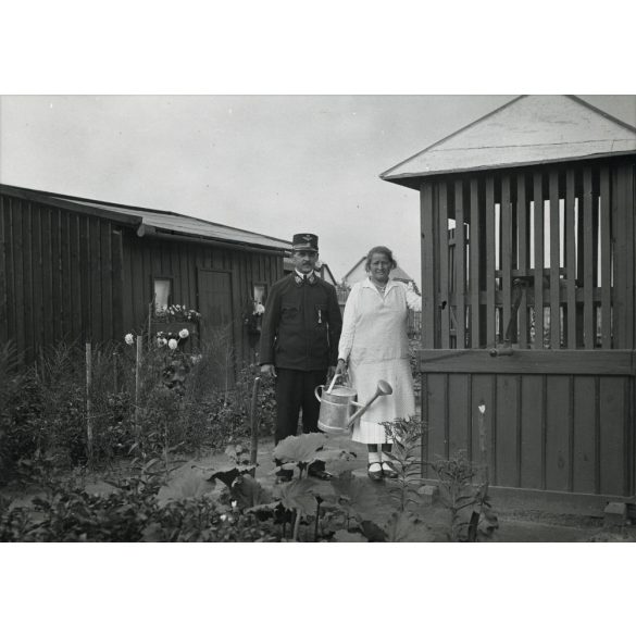 Vasutas és felesége az új locsolókannával, egyenruha, közlekedés, Horthy-korszak, helytörténet, 1930-as évek, Eredeti fotó, papírkép.   