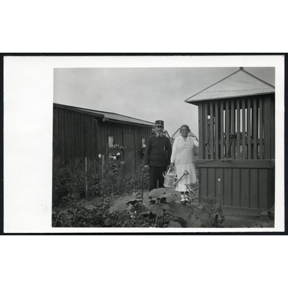 Vasutas és felesége az új locsolókannával, egyenruha, közlekedés, Horthy-korszak, helytörténet, 1930-as évek, Eredeti fotó, papírkép.   