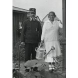Vasutas és felesége az új locsolókannával, egyenruha, közlekedés, Horthy-korszak, helytörténet, 1930-as évek, Eredeti fotó, papírkép.   