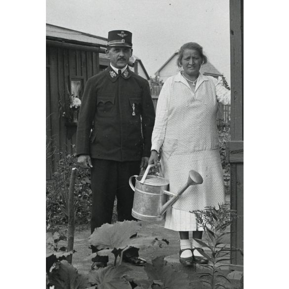 Vasutas és felesége az új locsolókannával, egyenruha, közlekedés, Horthy-korszak, helytörténet, 1930-as évek, Eredeti fotó, papírkép.   