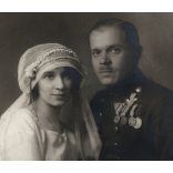 Kardos és Rosbaud műterem, Budapest, esküvő , menyasszony, katona vőlegény, egyenruha, kitüntetés, érdemrend,  Horthy-korszak, helytörténet, 1920-as évek, Eredeti fotó, papírkép.  