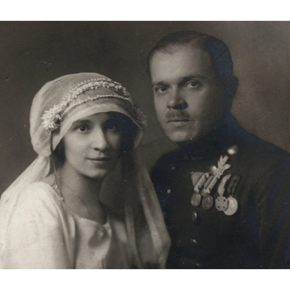 Kardos és Rosbaud műterem, Budapest, esküvő , menyasszony, katona vőlegény, egyenruha, kitüntetés, érdemrend,  Horthy-korszak, helytörténet, 1920-as évek, Eredeti fotó, papírkép.  