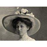 Joanovits testvérek műterme, Kolozsvár, Erdély,elegáns hölgy gyönyörű kalapban, ernyő, különös háttér, monarchia, helytörténet, 1911, 1910-es évek, Eredeti fotó, papírkép, apró sérülésekkel. 