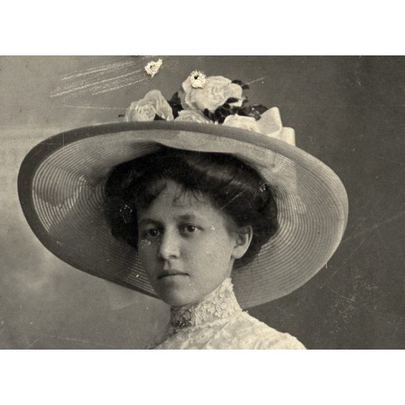 Joanovits testvérek műterme, Kolozsvár, Erdély,elegáns hölgy gyönyörű kalapban, ernyő, különös háttér, monarchia, helytörténet, 1911, 1910-es évek, Eredeti fotó, papírkép, apró sérülésekkel. 