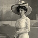 Joanovits testvérek műterme, Kolozsvár, Erdély,elegáns hölgy gyönyörű kalapban, ernyő, különös háttér, monarchia, helytörténet, 1911, 1910-es évek, Eredeti fotó, papírkép, apró sérülésekkel. 