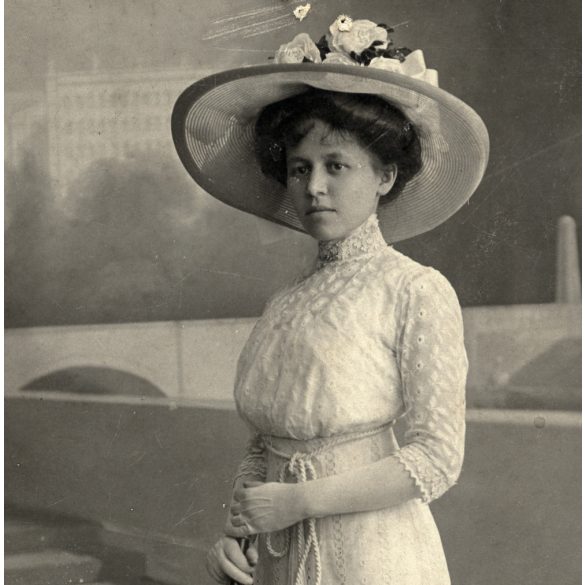 Joanovits testvérek műterme, Kolozsvár, Erdély,elegáns hölgy gyönyörű kalapban, ernyő, különös háttér, monarchia, helytörténet, 1911, 1910-es évek, Eredeti fotó, papírkép, apró sérülésekkel. 