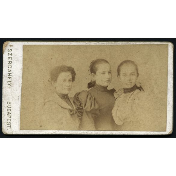 Szerdahelyi műterem, Budapest,  elegáns lányok, testvérek portréja, monarchia, 1890-es évek, Eredeti CDV, kisebb méretű vizitkártya fotó, „mignon”.   