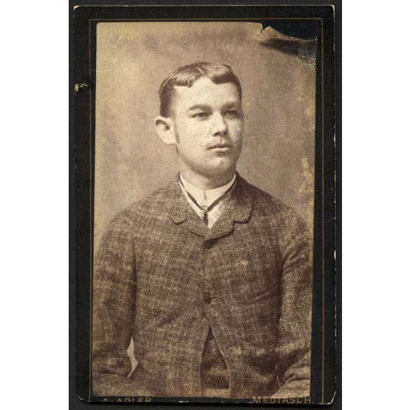 Alfred Adler műterme, Medgyes (Mediasch), Erdély, elegáns fiú portréja, monarchia, 1880-as évek, Eredeti CDV, vizitkártya fotó, a fotó jobb felső sarka hiányos. 